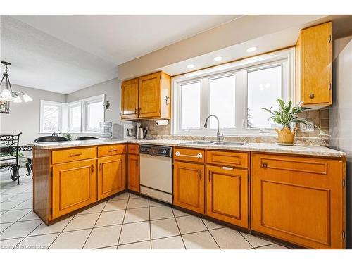 5100 White Church Road, Glanbrook, ON - Indoor Photo Showing Kitchen With Double Sink