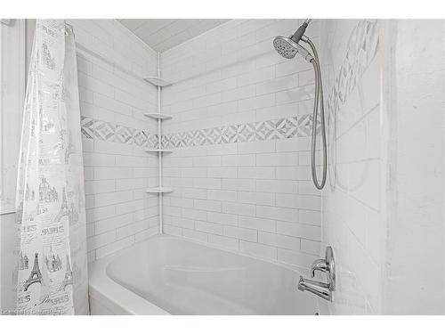 5100 White Church Road, Glanbrook, ON - Indoor Photo Showing Bathroom