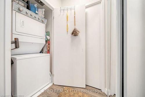 901-4011 Brickstone Mews, Mississauga, ON - Indoor Photo Showing Laundry Room