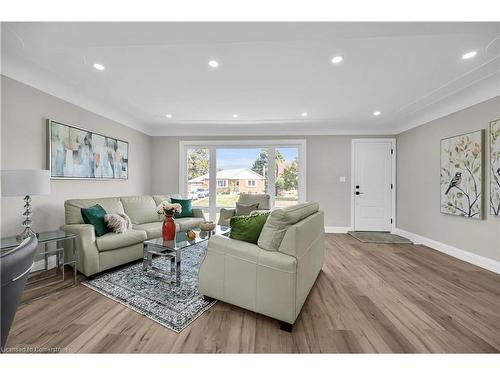 4 James Avenue, Stoney Creek, ON - Indoor Photo Showing Living Room