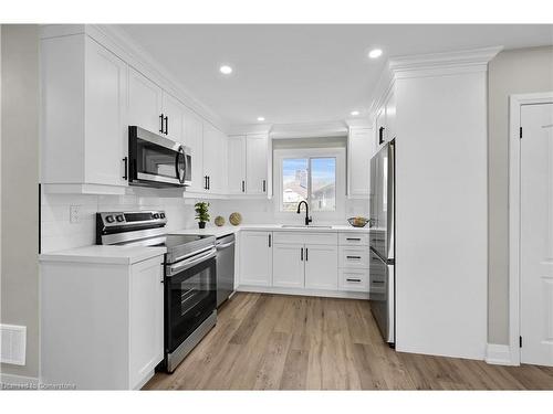 4 James Avenue, Stoney Creek, ON - Indoor Photo Showing Kitchen With Upgraded Kitchen