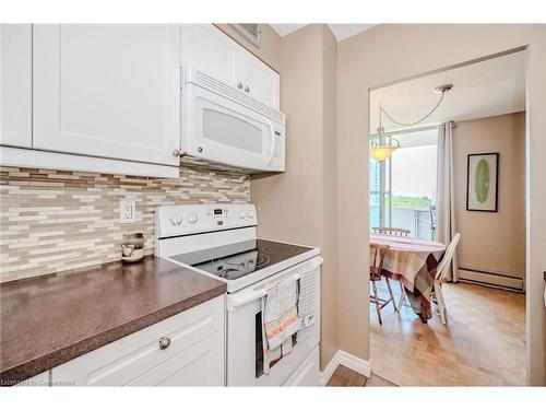 608-35 Towering Heights Boulevard, St. Catharines, ON - Indoor Photo Showing Kitchen