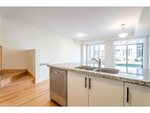 1405 Oakmont Common, Burlington, ON - Indoor Photo Showing Kitchen With Double Sink