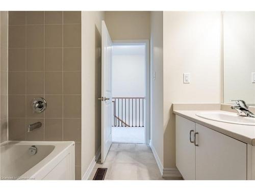 1405 Oakmont Common, Burlington, ON - Indoor Photo Showing Bathroom