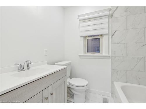 28 Connaught Avenue N, Hamilton, ON - Indoor Photo Showing Bathroom