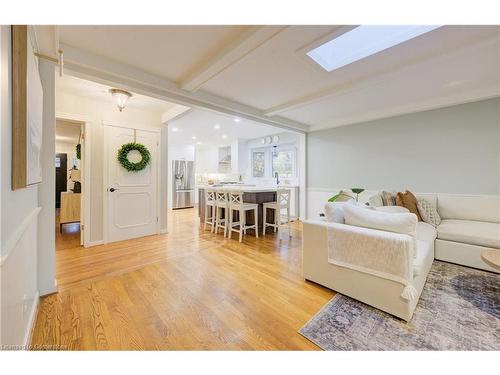 2013 Kingsbridge Court, Burlington, ON - Indoor Photo Showing Living Room