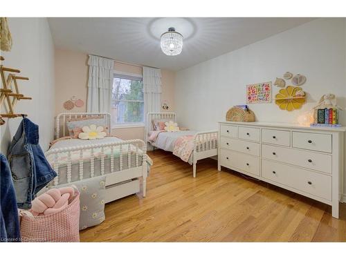 2013 Kingsbridge Court, Burlington, ON - Indoor Photo Showing Bedroom