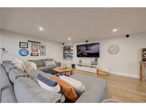 2013 Kingsbridge Court, Burlington, ON - Indoor Photo Showing Living Room