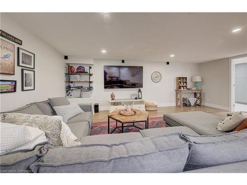 2013 Kingsbridge Court, Burlington, ON - Indoor Photo Showing Living Room