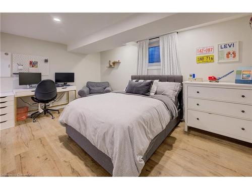 2013 Kingsbridge Court, Burlington, ON - Indoor Photo Showing Bedroom