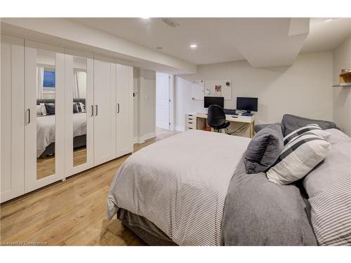 2013 Kingsbridge Court, Burlington, ON - Indoor Photo Showing Bedroom