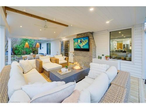 2013 Kingsbridge Court, Burlington, ON - Indoor Photo Showing Living Room