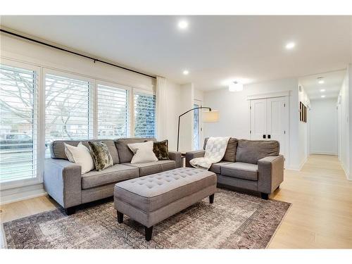 685 Iroquois Avenue, Ancaster, ON - Indoor Photo Showing Living Room