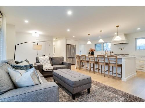 685 Iroquois Avenue, Ancaster, ON - Indoor Photo Showing Living Room