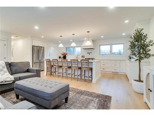 685 Iroquois Avenue, Ancaster, ON - Indoor Photo Showing Living Room