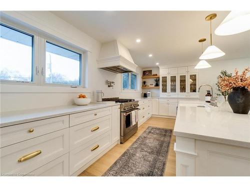 685 Iroquois Avenue, Ancaster, ON - Indoor Photo Showing Kitchen With Upgraded Kitchen