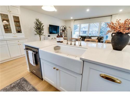 685 Iroquois Avenue, Ancaster, ON - Indoor Photo Showing Kitchen