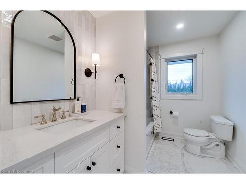 685 Iroquois Avenue, Ancaster, ON - Indoor Photo Showing Bathroom