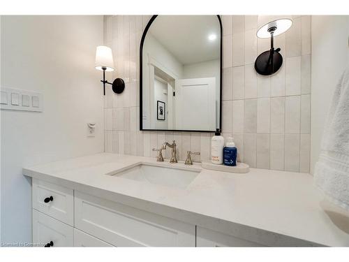 685 Iroquois Avenue, Ancaster, ON - Indoor Photo Showing Bathroom