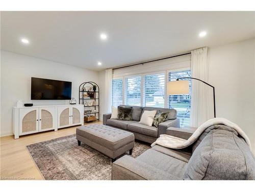 685 Iroquois Avenue, Ancaster, ON - Indoor Photo Showing Living Room