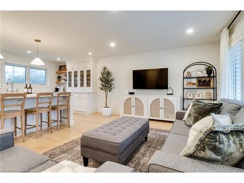 685 Iroquois Avenue, Ancaster, ON - Indoor Photo Showing Living Room