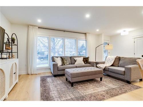 685 Iroquois Avenue, Ancaster, ON - Indoor Photo Showing Living Room