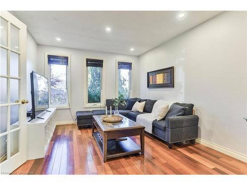 12 Kilty Court, Caledonia, ON - Indoor Photo Showing Living Room