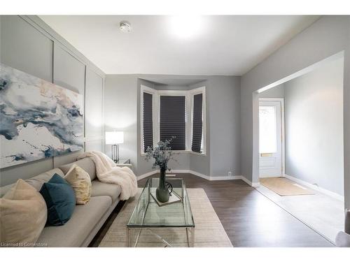 381 Herkimer Street, Hamilton, ON - Indoor Photo Showing Living Room