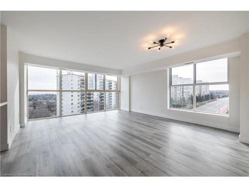 905-90 Dale Avenue, Toronto, ON - Indoor Photo Showing Living Room