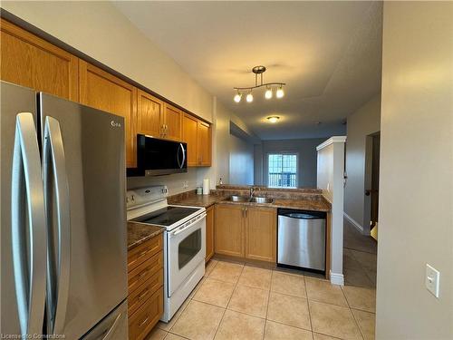 7-5080 Fairview Street, Burlington, ON - Indoor Photo Showing Kitchen With Double Sink