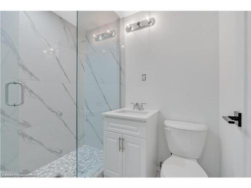 86 Beland Avenue N, Hamilton, ON - Indoor Photo Showing Bathroom