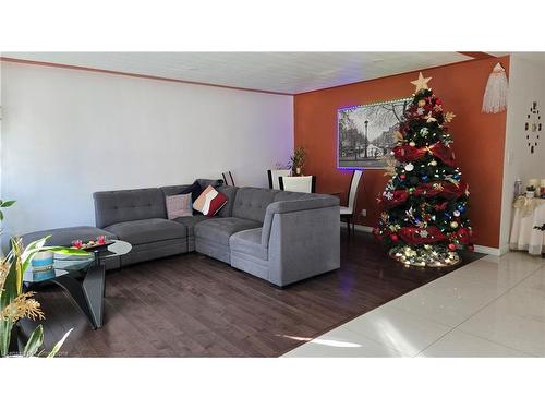 208 West 19Th Street, Hamilton, ON - Indoor Photo Showing Living Room