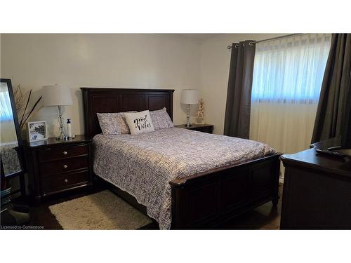 208 West 19Th Street, Hamilton, ON - Indoor Photo Showing Bedroom