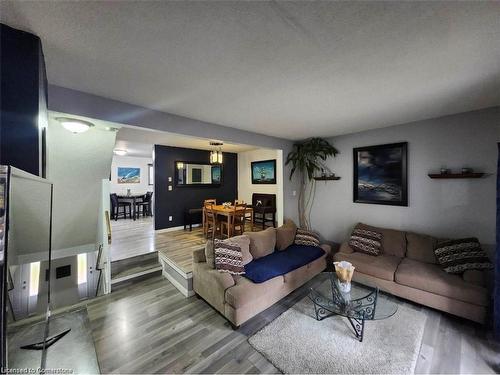 17-6 Loconder Drive, Hamilton, ON - Indoor Photo Showing Living Room