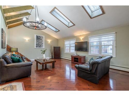 3324 Homestead Drive, Mount Hope, ON - Indoor Photo Showing Living Room