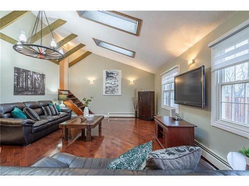 3324 Homestead Drive, Mount Hope, ON - Indoor Photo Showing Living Room