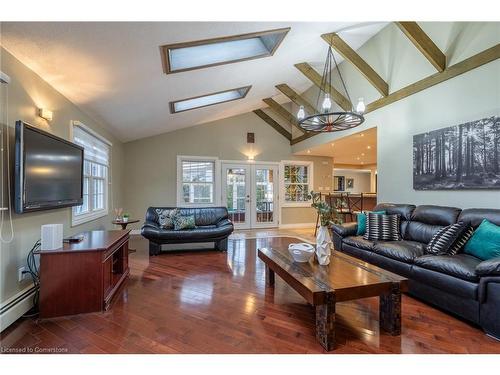 3324 Homestead Drive, Mount Hope, ON - Indoor Photo Showing Living Room