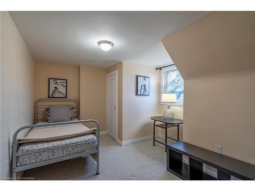 3324 Homestead Drive, Mount Hope, ON - Indoor Photo Showing Bedroom