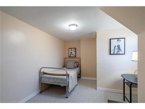 3324 Homestead Drive, Mount Hope, ON - Indoor Photo Showing Bedroom