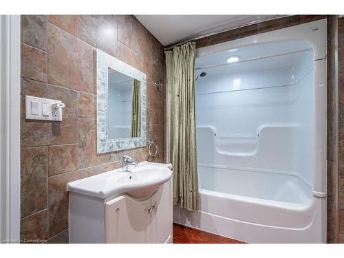 3324 Homestead Drive, Mount Hope, ON - Indoor Photo Showing Bathroom