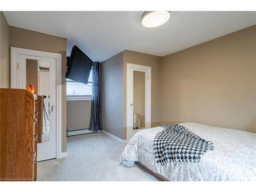 3324 Homestead Drive, Mount Hope, ON - Indoor Photo Showing Bedroom