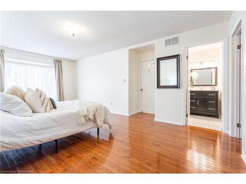 54 Goldcrest Drive, Stoney Creek, ON - Indoor Photo Showing Bedroom