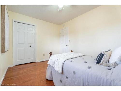 54 Goldcrest Drive, Stoney Creek, ON - Indoor Photo Showing Bedroom