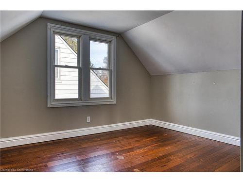 38 Oak Street, Stratford, ON - Indoor Photo Showing Other Room