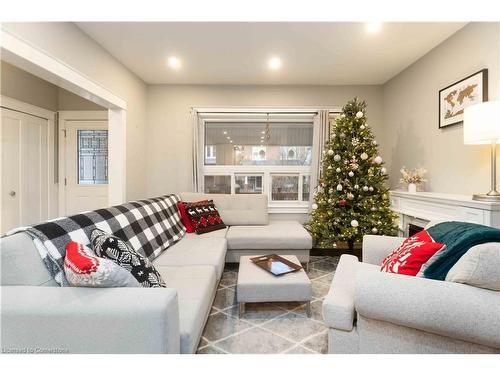 17 Spadina Avenue S, Hamilton, ON - Indoor Photo Showing Living Room