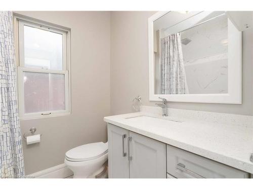 17 Spadina Avenue S, Hamilton, ON - Indoor Photo Showing Bathroom