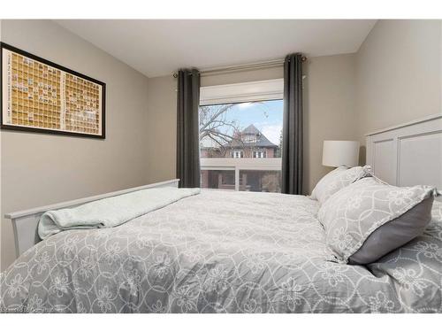 17 Spadina Avenue S, Hamilton, ON - Indoor Photo Showing Bedroom