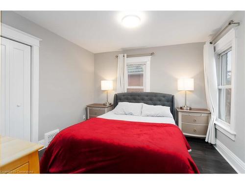 17 Spadina Avenue S, Hamilton, ON - Indoor Photo Showing Bedroom