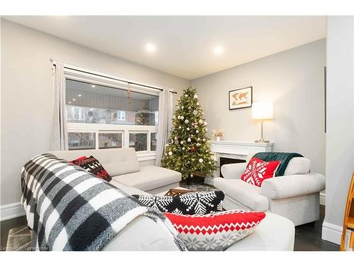 17 Spadina Avenue S, Hamilton, ON - Indoor Photo Showing Living Room