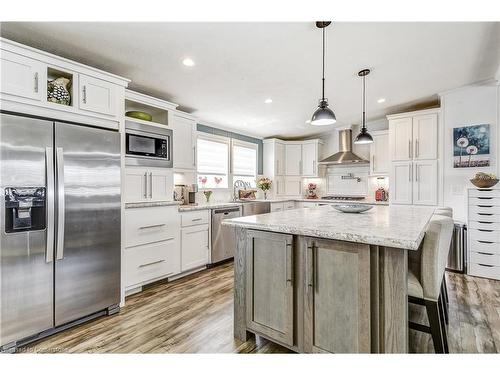 17 Silver Aspen Drive, Selkirk, ON - Indoor Photo Showing Kitchen With Upgraded Kitchen